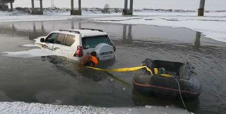 卡車陷入冰河，藍(lán)天救援隊(duì)用電動(dòng)絞盤(pán)拖拽車輛