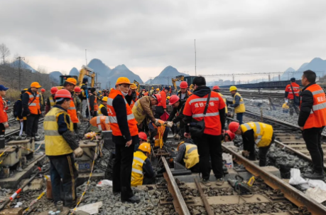 春節(jié)前鐵路工人用手動(dòng)絞盤(pán)更換道岔確保線路順利開(kāi)通