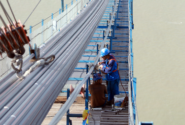 燕磯長江大橋主纜架設中防墜器保護施工人員安全